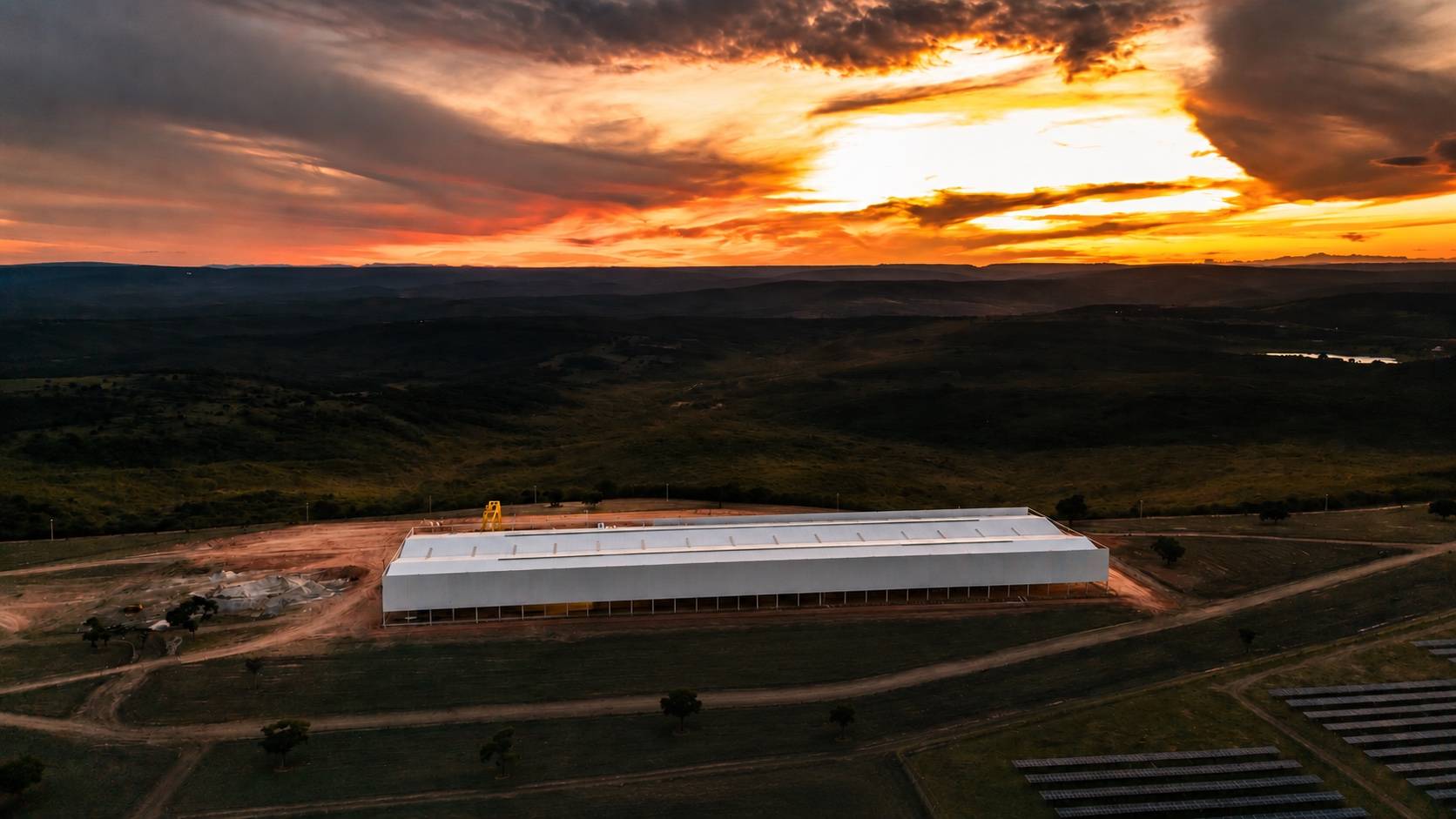 Galpão da base de Salinas ao pôr do sol, em vista aérea