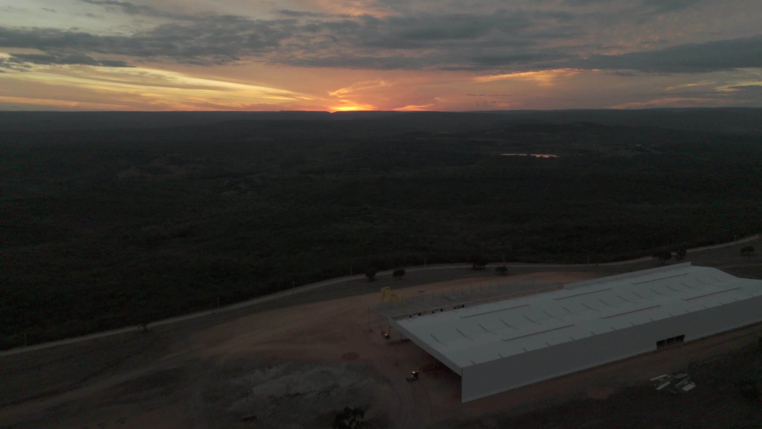 Vista aérea de chapada ao entardecer